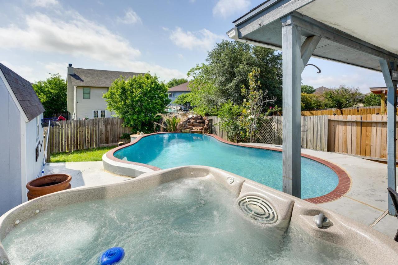 With Private Hot Tub And Pool! Holiday home